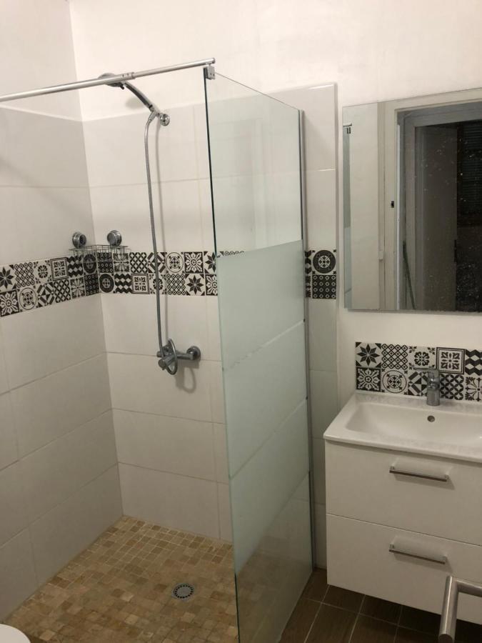 Хостел La Promenade House Ницца Экстерьер фото